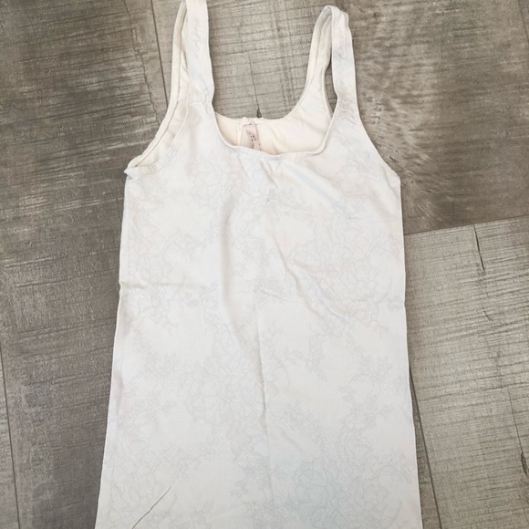 Aritzia Talula Bowie Tank - Picture 1 of 6